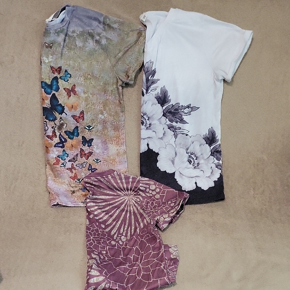 Bundle of 3 Pixie Lady Floral V-Neck Short Sleeve Top - Picture 1 of 4